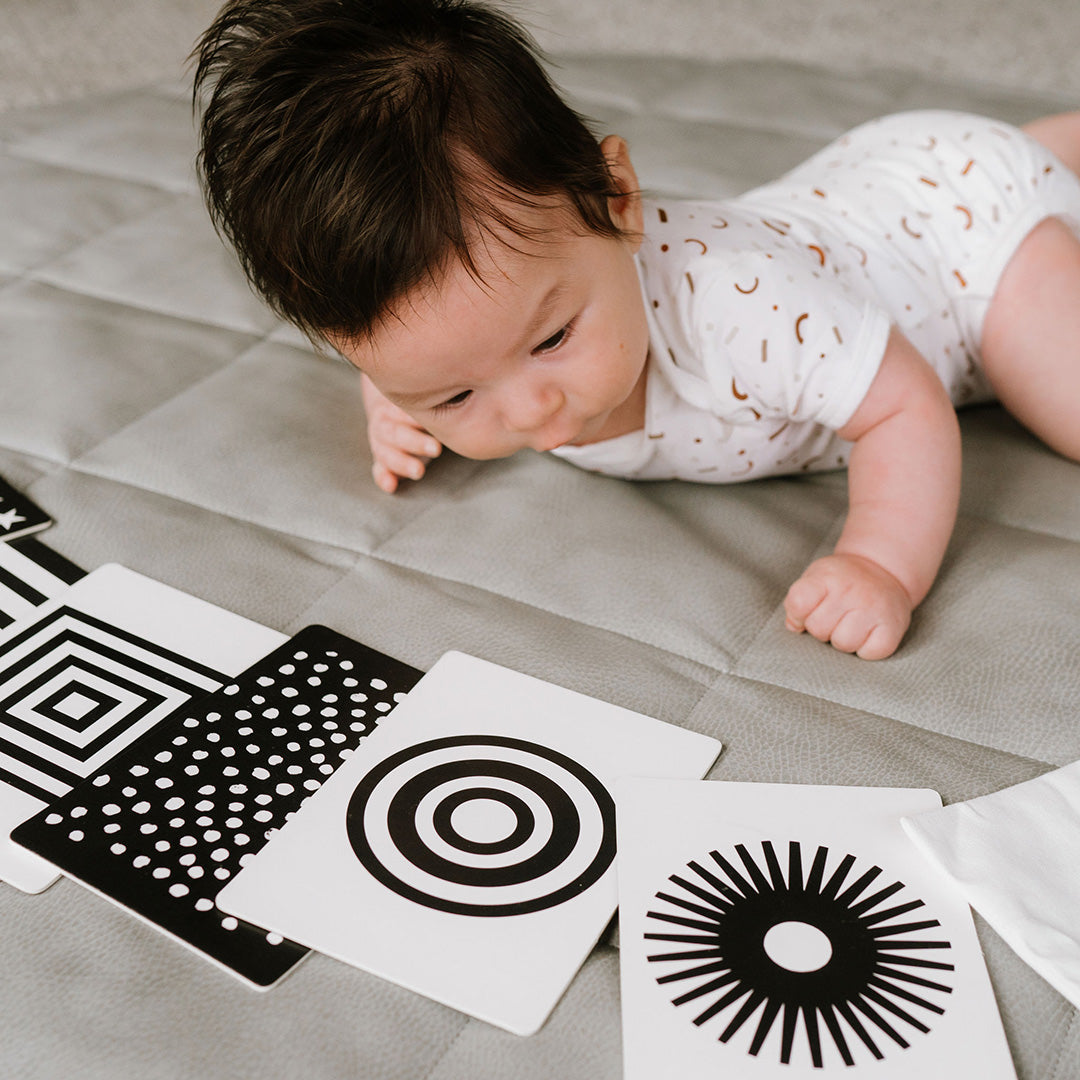 Black and white contrast cards for visual development in newborns